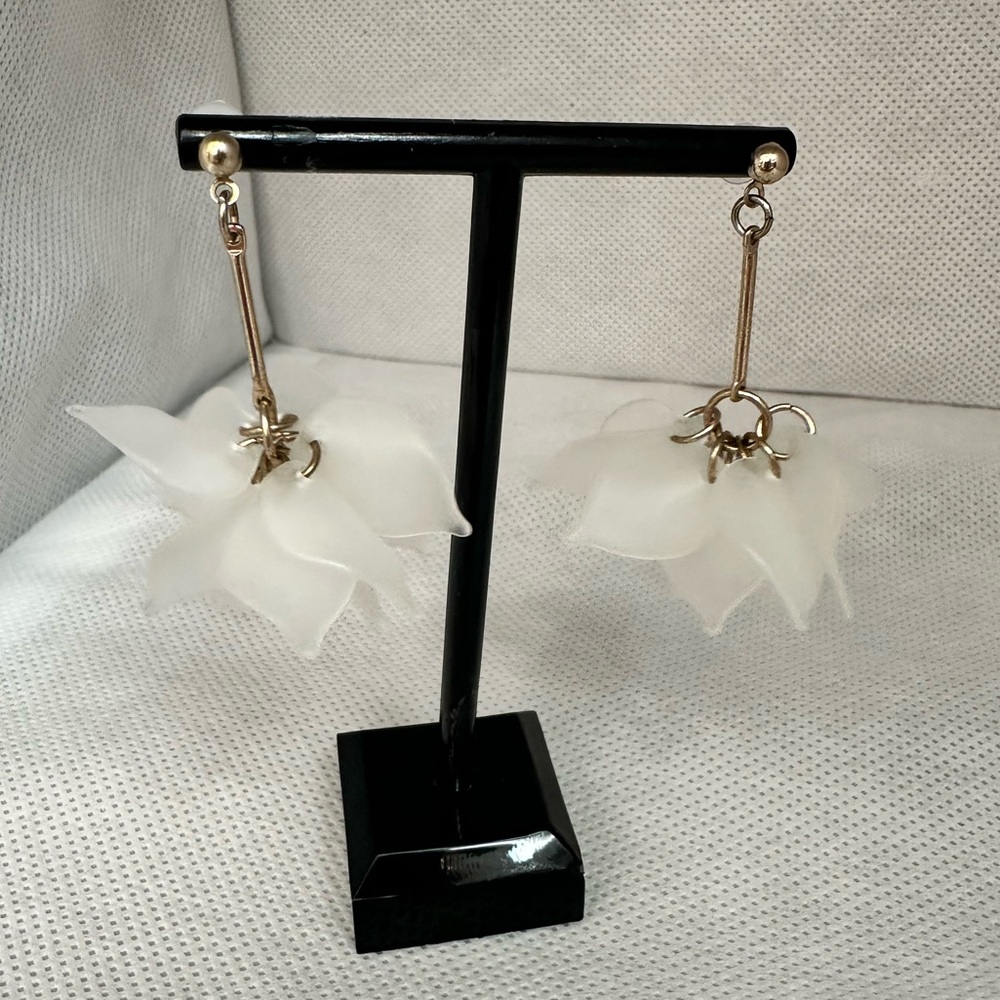 Cool Drop White Floral Petal Earrings